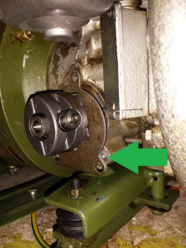Hier ist die Metallscheibe mit den Löchern, da ist auf der Seite des Motorblocks keine Dichtung und da tropft es auch