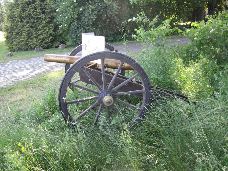 Hier die Kanone zum Eingang der Wüst liegenden Wasserburg