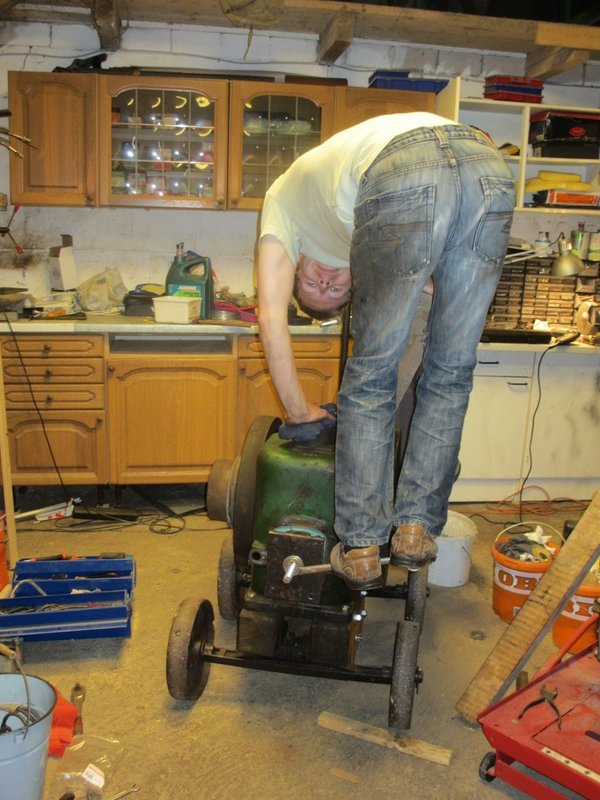 Kräftiges Spannen des Werkzeugs durch Hüpfen auf dem Ringschlüssel.