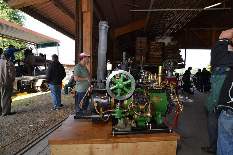 DSC_4383.JPG (263.82 KiB) 5009 mal betrachtet Vorführ-Dampfmaschine Lanz Mannheim. Diese Maschine ist kein Spielzeug, sie wurde potenziellen Käufern vorgeführt und nach Bestellung in Gross hergestellt.