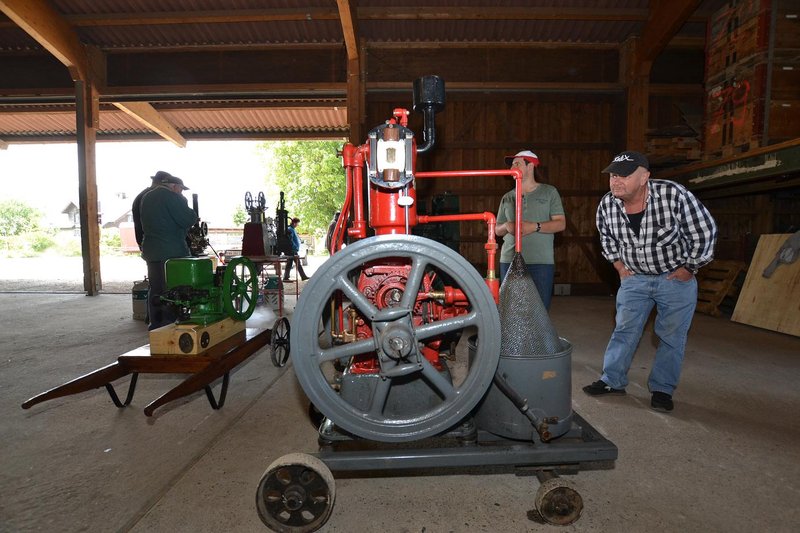 DSC_4384.JPG (229.8 KiB) 5775 mal betrachtet IHC Typ Famous, 3 PS mit Webster Flat-Bar Magneto.