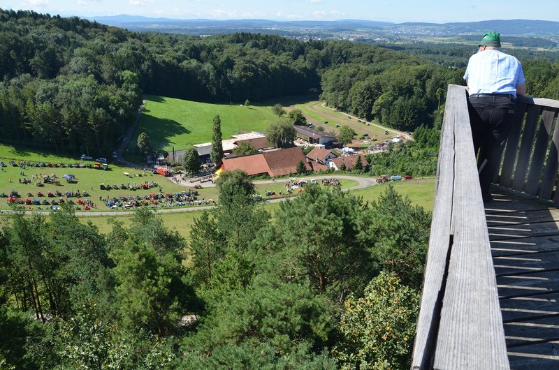 DSC_0155.JPG (1.19 MiB) 4581 mal betrachtet vom Aussichtsturm über den Alpenhof Richtung Flughafen Zürich Kloten