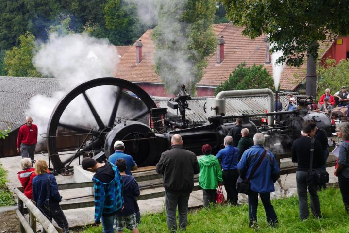 Die große Dampfmaschine in Aktion.