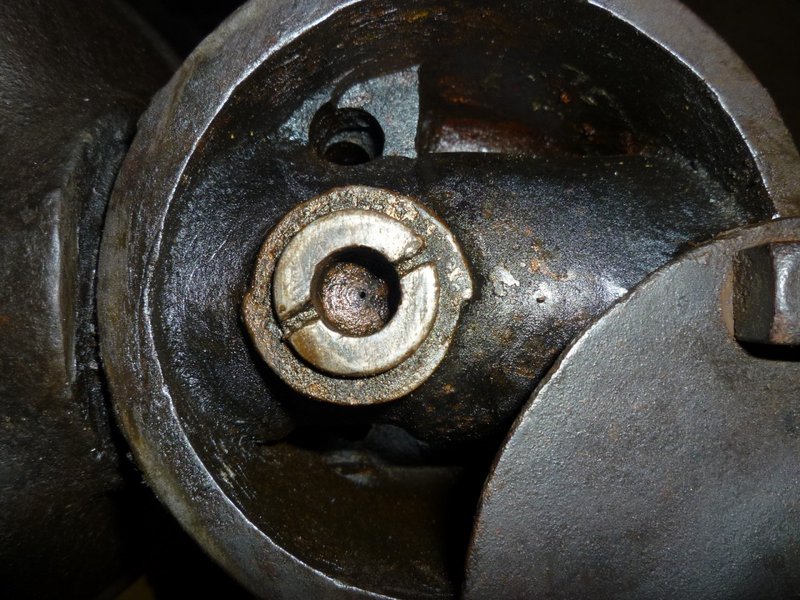 Deutz CM2 002.JPG (394.32 KiB) 2188 mal betrachtet Mischventilgehäuse mit geöffnetem Deckel