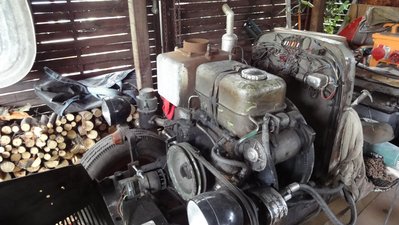 alter Motor mit einer Schwungscheibe und Anlasserkranz