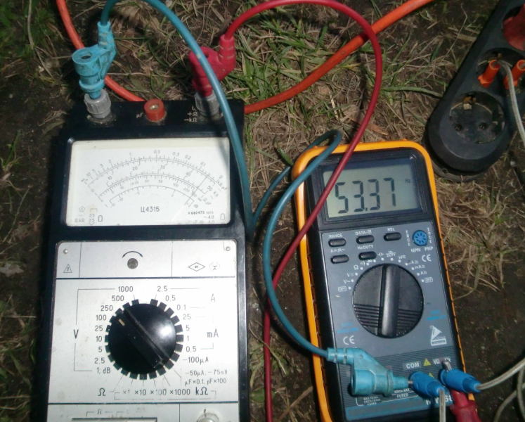 Frequezmesser und Voltmeter - Einstellung der Nenndrehzahl des Antriebsmotors und der Nennspannung des Generators. Die Einstellung sollte in unbelastetem und belastetem Zustand (2/3 Last) erfolgen.