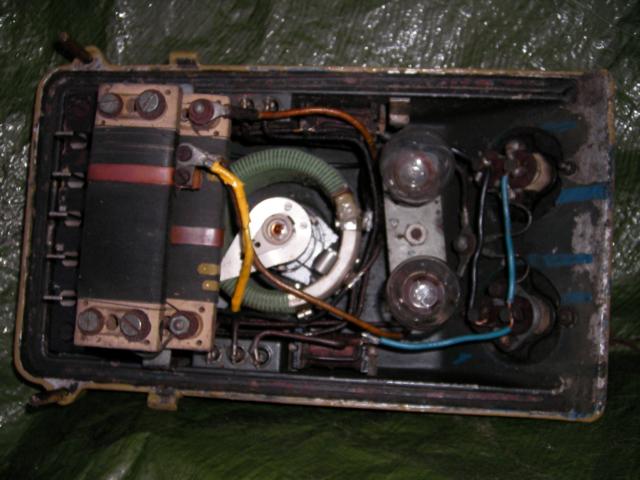 Rückseite des Schaltkastens, der Drehregler wurde offenbar schon mal ersetzt, zwei Glühlampen sollen irgendwie für die Erregung dienen, ich weiß nicht, wie.