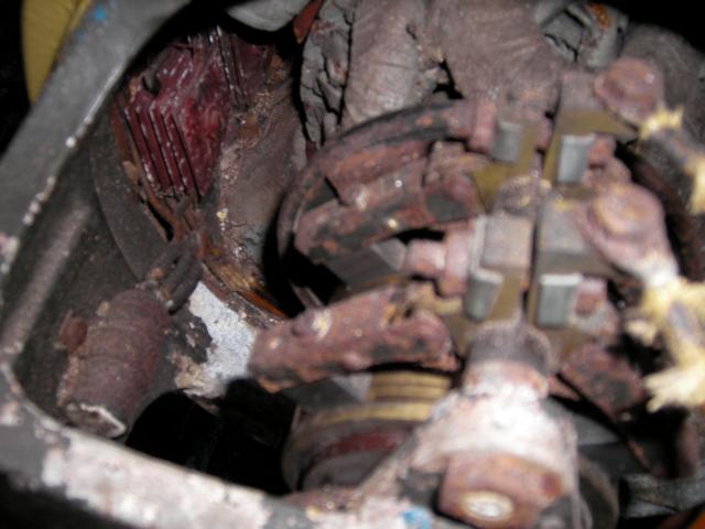 die Schleifkohlen, links das braunrote viereckige Teil ist vermutlich ein Gleichrichter, davor ein Kondensator ?