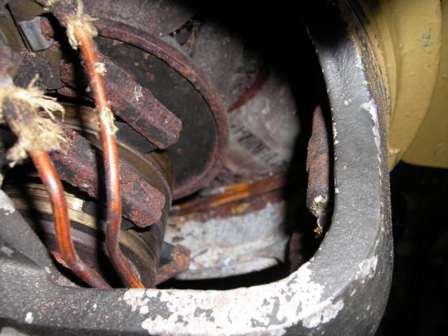 Die Schleifkohlen von rechts, der mittlere Schleifring ist doch genauso groß wie die anderen