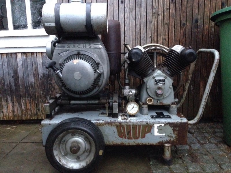 Der Motor mit Luftkompressor