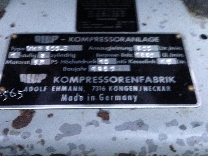 image.jpg (254.85 KiB) 4678 mal betrachtet Das Typenschild am Kompressor