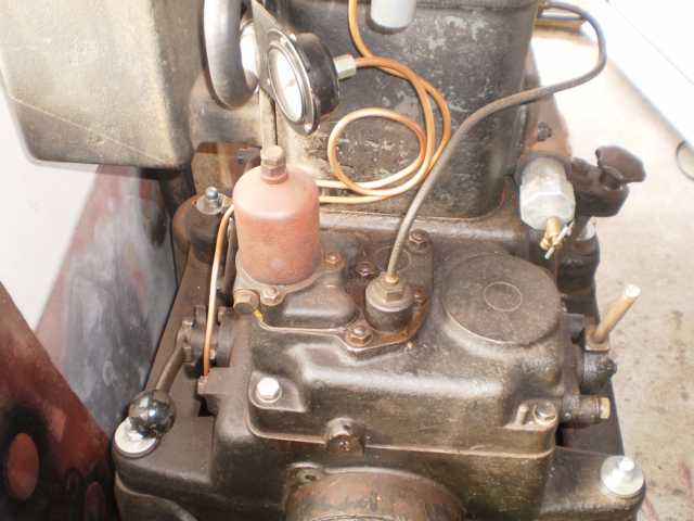 Die Kupferleitung vor dem Hebel geht zum Öldruckanschluß.