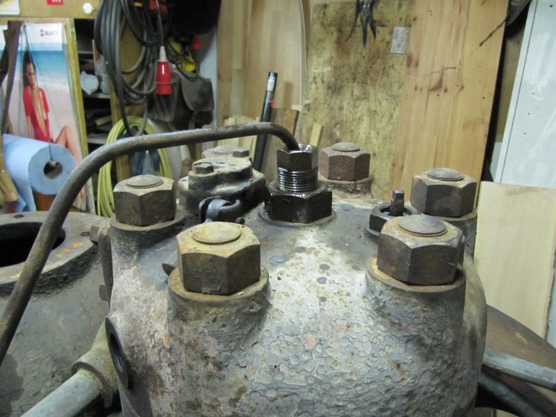 rechts der Einspritzdüse