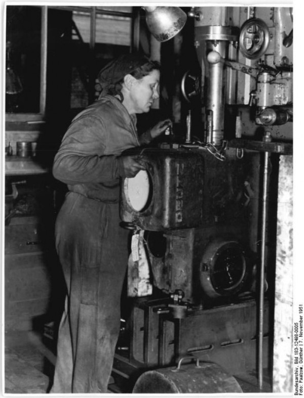 Halle, Agrotechnikerin der MAS 1951 - von V-like-vintage