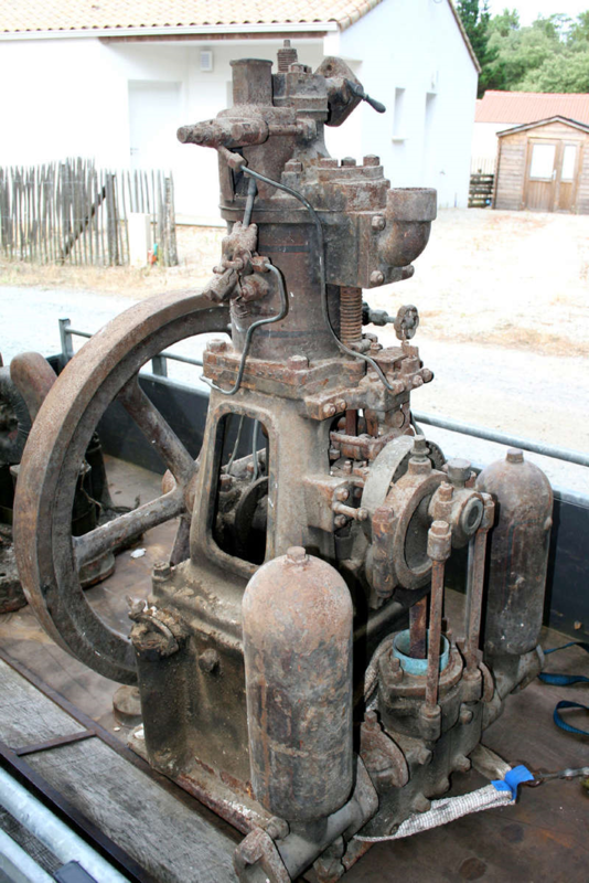 2_unrestauriert_1.png (1.58 MiB) 24678 mal betrachtet Der Motor hat eine fest angeflanschte Wasserpumpe