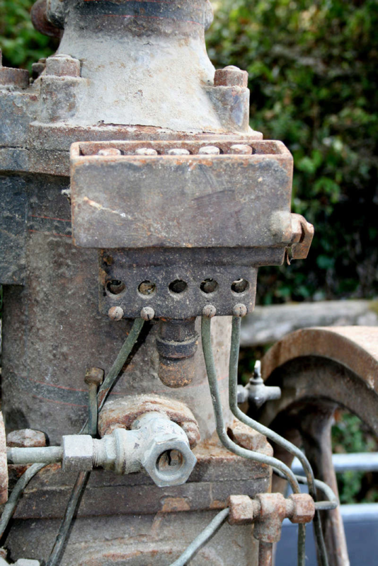 2_unrestauriert_4.png (1.68 MiB) 24678 mal betrachtet Der Mehrfach-Tropföler ist leider am Flansch abgebrochen