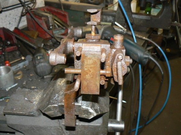 die ausgebaute Einspritzpumpe