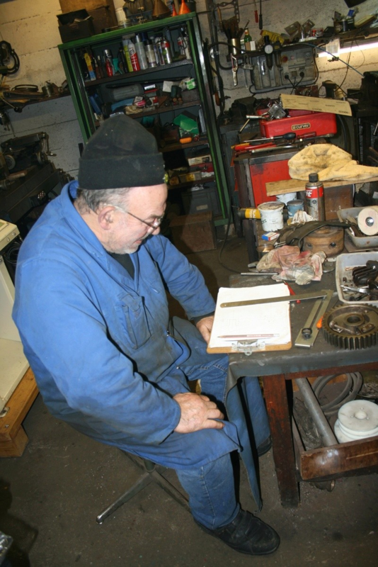 6_19_Nachdenken.png (1.67 MiB) 7485 mal betrachtet Jean-Pierre strengt seinen Kopf an...