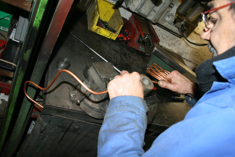 Gilles beim Leitungen biegen