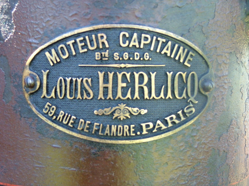 Typenschild eines anderen Capitaine-Petroleummotors, der von der Fa. Herlicq Verkauft wurde