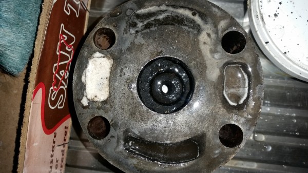 Hier links und rechts (in echt oben und unten) die kleinen kühlkanäle