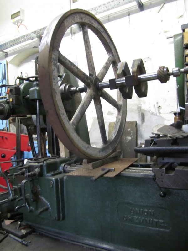 Deutz E12 Schwungrad mit 1,25 Meter Durchmesser KW wurde so geschliffen da sich das Schwungrad nicht von der KW Trennen lies