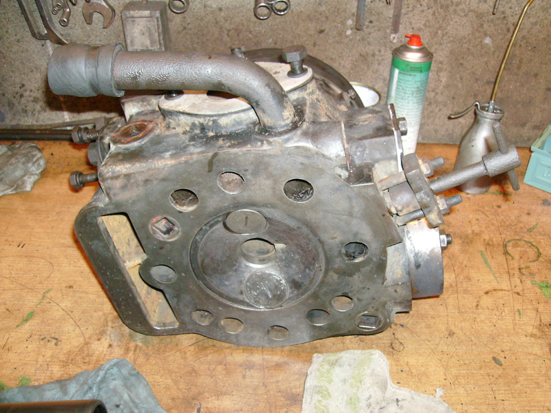 In den Brennraum zwischen den Ventilen fährt der Kolbenaufsatz ouf OT Stellung ein