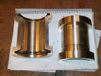 Die neu angefertigten Lagerschalen für die Vorderachse