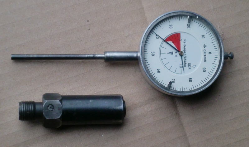 Zündeinstellgerät mit montierter langer Tastspitze und Führungshülse (Einschraubstück mit M14-Gewinde und Verlängerung)