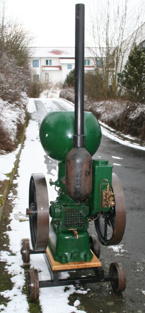 von der Auspuffseite, zwischen Auspuff <br />und Schwungrad der Tropföler
