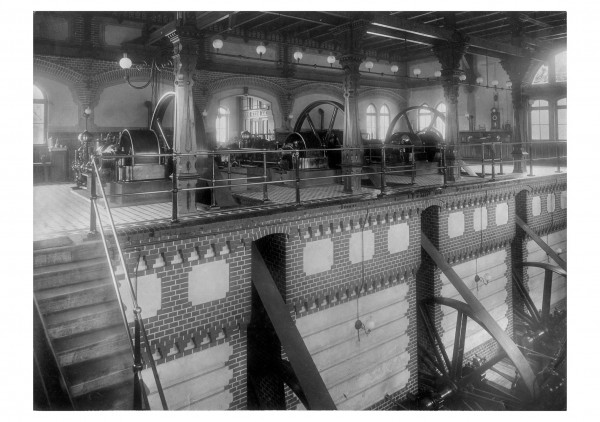 Hala pomp - silniki gazowe.jpg