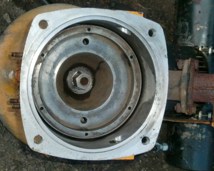 Befestigungsmutter für Schwungmasse mit Lagerbuchse für Getriebeeingangswelle am EL308 für Einachstraktor ET081