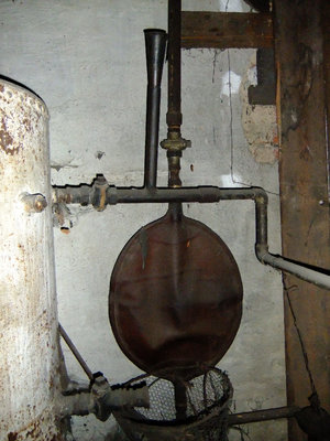 Das sind Kühlwasserbehälter und Gaszufuhr. In der Gasleitung befindet sich ein Druckminderer.