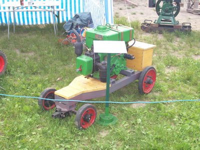 GW 8 mit einem schwungrad bj 58 noch in graßgrün wird aber auch noch gemacht in Holder alt grün