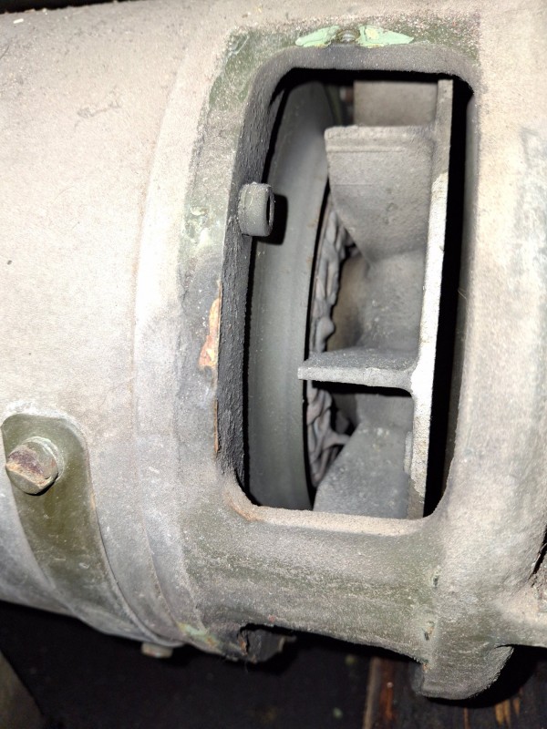 20241007_182153.jpg (761.49 KiB) 6960 mal betrachtet Vorderer Deckel, Deckel für die Verstellschraube ist links zu erkennen