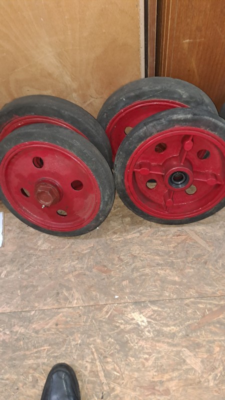 4 Vollgummiräder.jpg