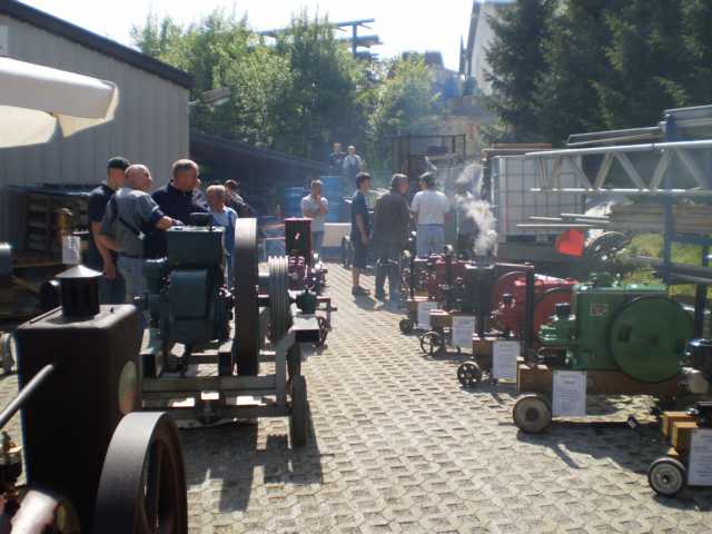 Die Motoren erreichen langsam die Betriebstemp., der Hof füllt sich.