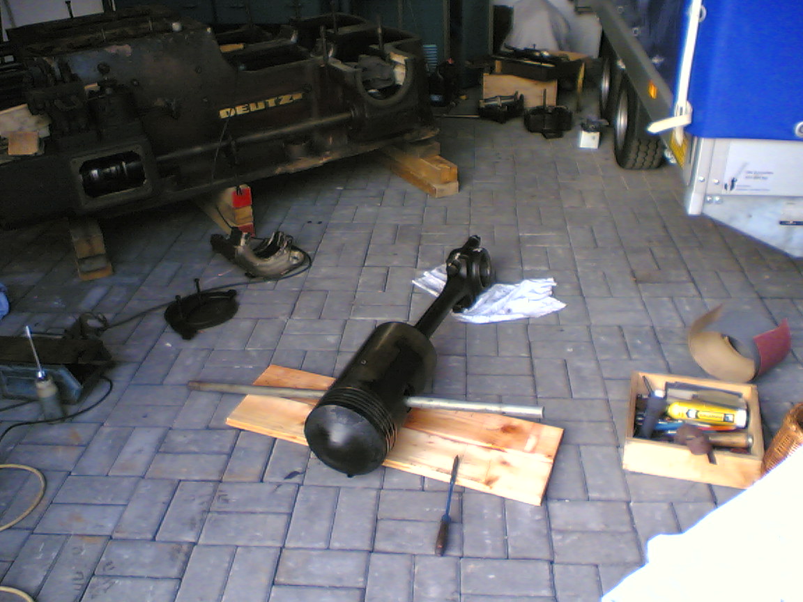 Kolben mit Pleul, vor dem Einbau. (ca. 80kg)