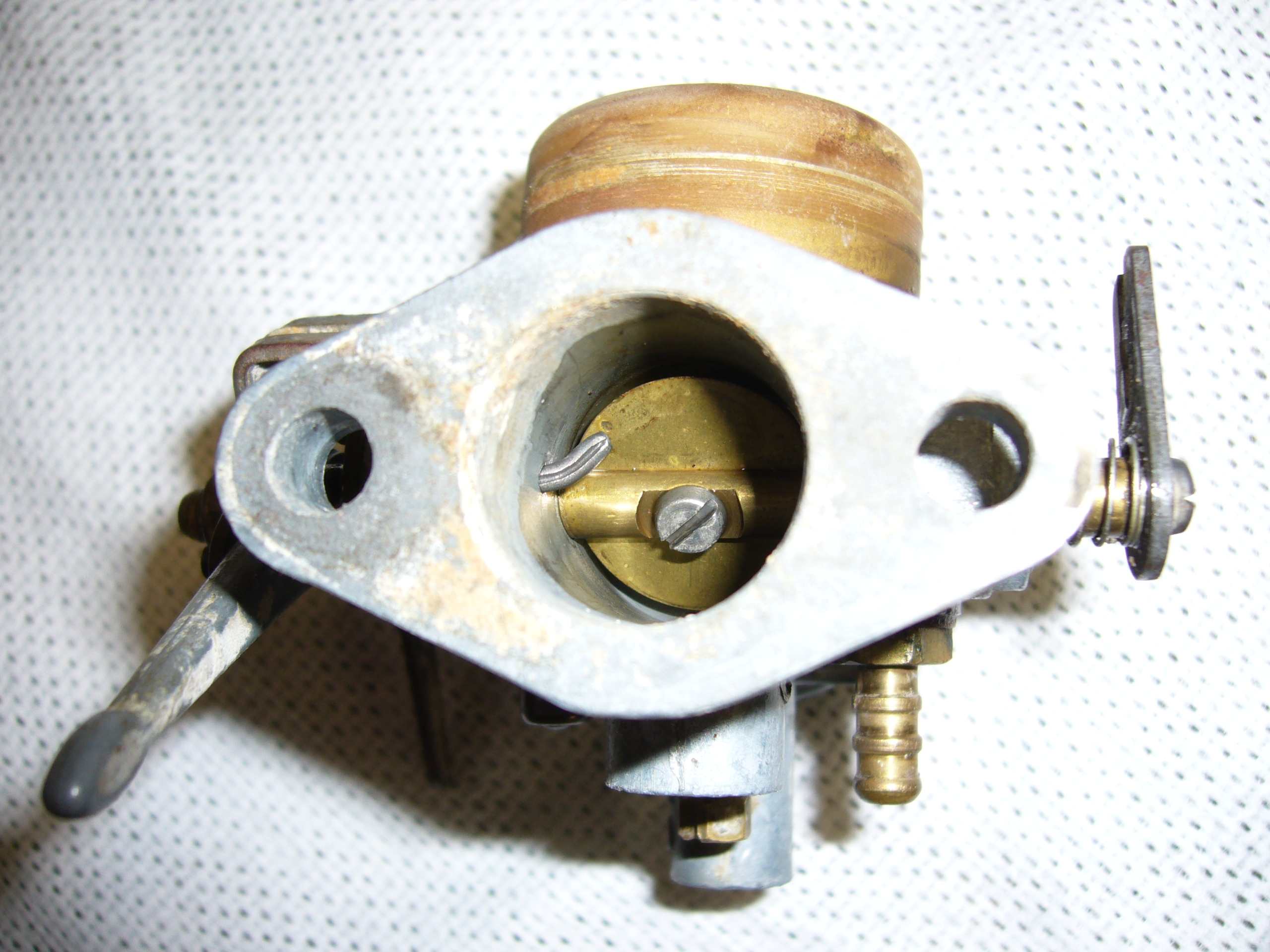 Richtung Zylinder : Muß da ein Splint sein der die Klappe blockiert ???oder wie weit darf die Klappe sich öffnen !!