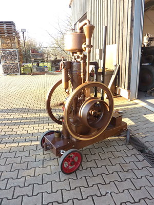 CM vor Halle Klein.jpg..jpg