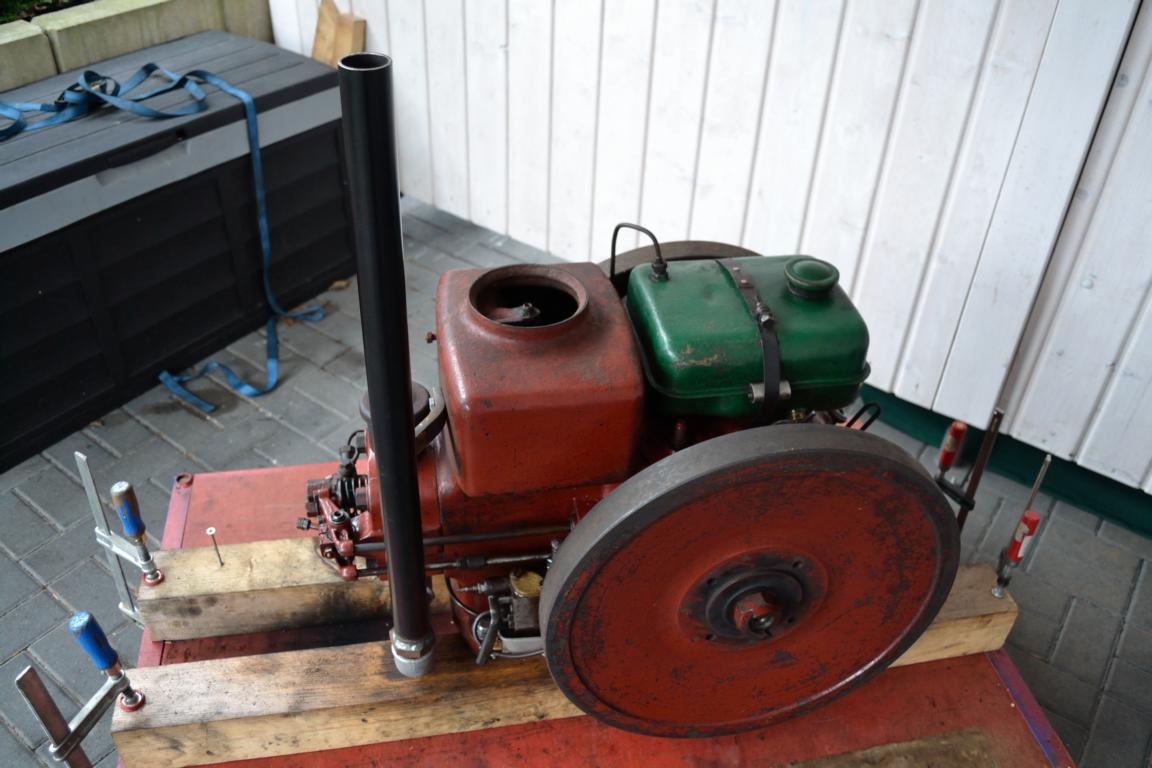Motor mit Auspuff