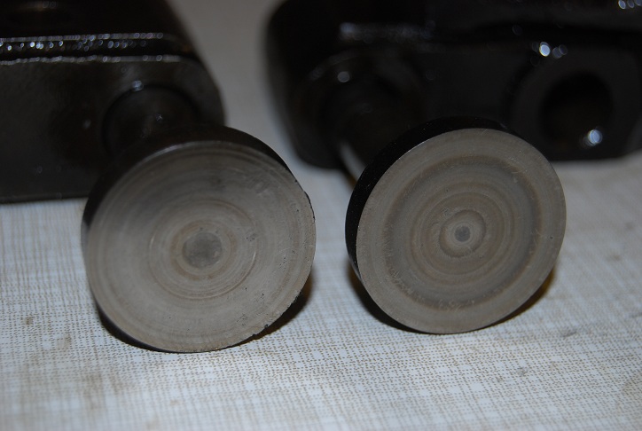 Laufflächen, rechts ein früher Stößel