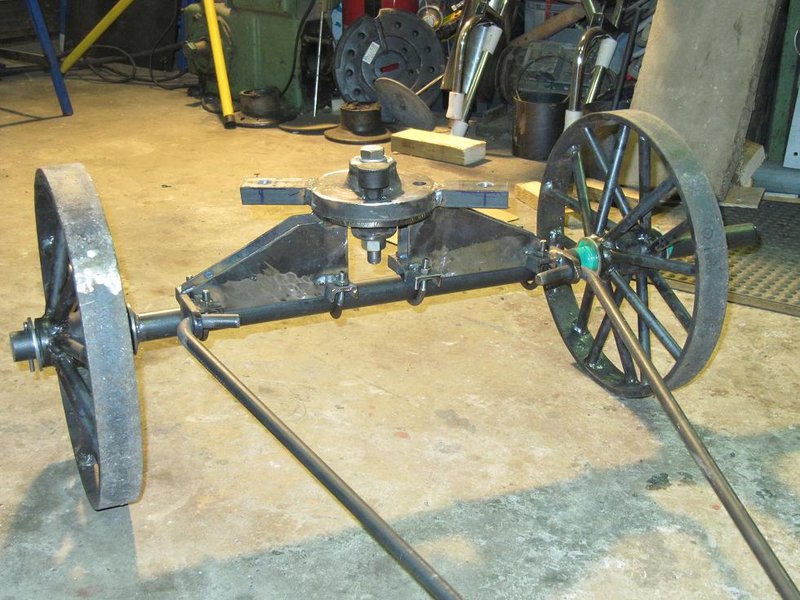 IMG_2767.JPG (132.91 KiB) 5620 mal betrachtet schon etwas weiter, Drehschemel mit Achse und Eisenräder