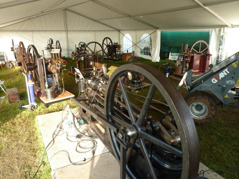 K1024_P1110780.JPG (168.21 KiB) 5456 mal betrachtet Hall of fame! Ein Zelt voller Schiebermotore.