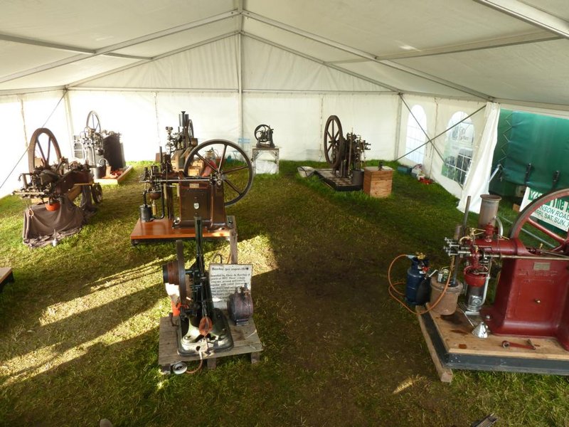 K1024_P1110873.JPG (165.16 KiB) 5739 mal betrachtet Noch mehr Schiebermotore.