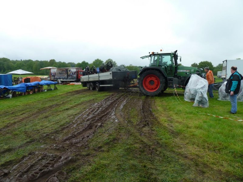K1024_P1110555.JPG (139.81 KiB) 5456 mal betrachtet Der Regen hat den ganzen Platz durchweicht und es war nur noch mit dicken Schleppern durchzukommen.
