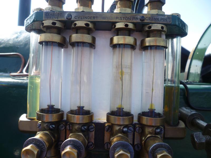 Hier die Ölergläser, das Öl läuft an dem dünnen Draht entlang nach oben!<br />Die Gläser waren mit Wasser gefüllt.