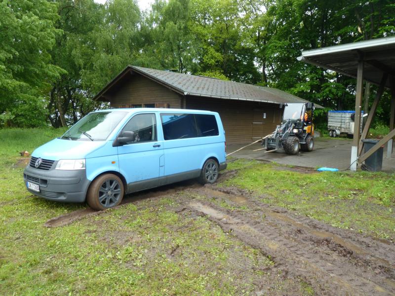 "Chefchen" meinte sein Auto kommt auch durch die total durchweichte Wiese. Boris hat ihn wieder rausgezogen.