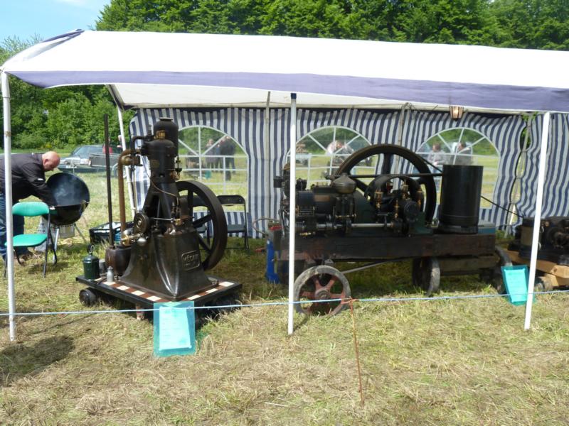 Auch unsere niederländischen Motorenfreunde Rick und Bas haben ihre Schätze mitgebracht.