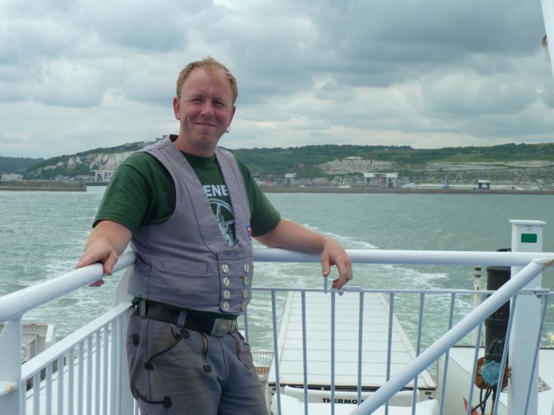 Meisteradam mit der Küste von Dover im Hintergrund bei der Abreise aus England.